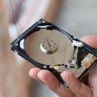 编辑小林在整理电脑跑分在线测试的数据表格，笔记本上贴满彩色标签，光线柔和